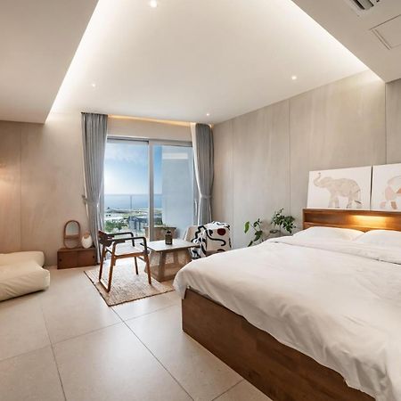 Goseong Gyeoulbada Ocean View Pension محافظة غوسونغ المظهر الخارجي الصورة